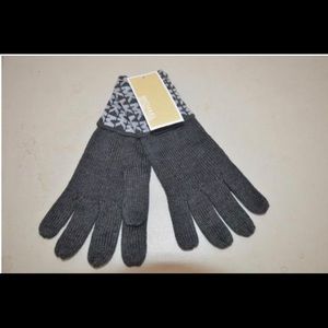MICHAEL Michael Kors Accessories - NWT Michael Kors Signature Derby Grey Knit Gloves MICHAEL Michael Kors Accessories - NWT Michael Kors Signature Derby Grey Knit Gloves